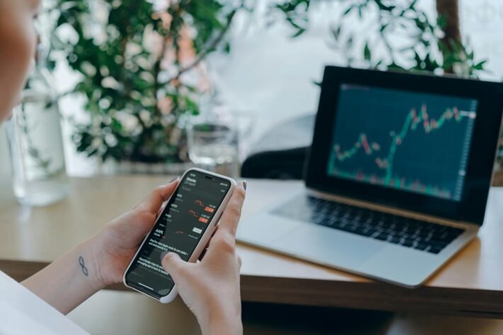 Para realizar uma auditoria SEO gratuita para sua empresa em Curitiba, comece analisando a performance do seu site, a otimiza
