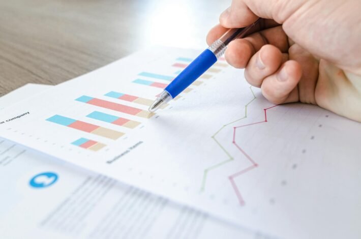 Para monitorar resultados de SEO, é fundamental utilizar ferramentas como Google Analytics e Google Search Console, acompanha