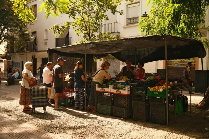 Para criação de conteúdo local Curitiba, é essencial focar em temas relevantes para os curitibanos, utilizando palavras-chave