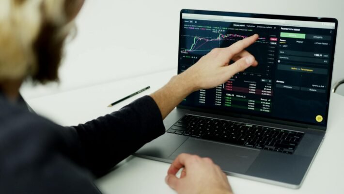 Para a importância do SEO para empresas, ele é crucial para garantir visibilidade orgânica nos motores de busca, atraindo trá