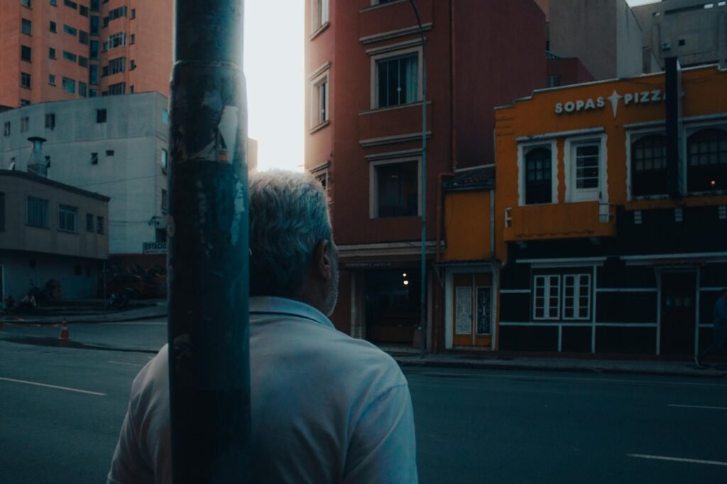 Para marketing de busca local Curitiba, é essencial otimizar seu Perfil da Empresa no Google, garantir citações consistentes,