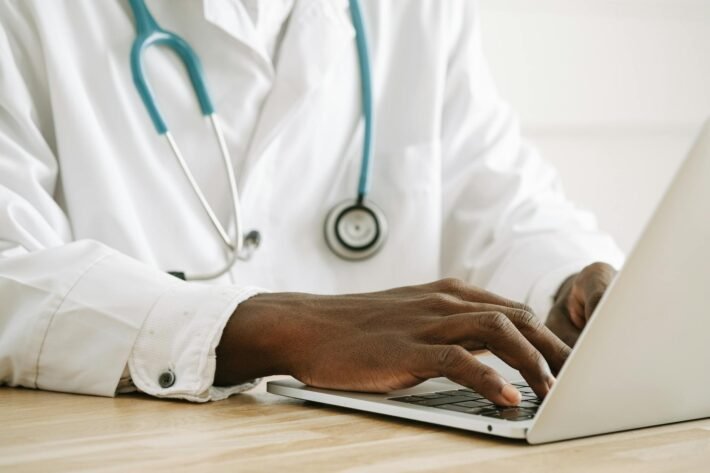 Para SEO local para clínicas médicas em Curitiba, é fundamental otimizar a presença online focando na localização geográfica