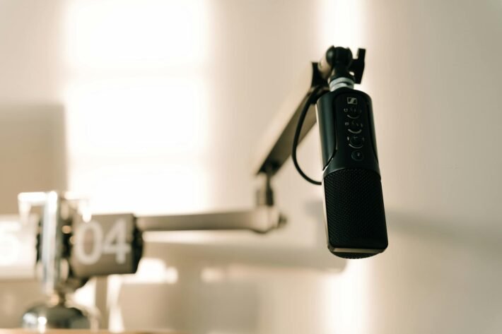 Guia Definitivo: Como Criar um Podcast e Monetizar Sua Voz no Digital — como criar um podcast e monetizar | Redirect Digital